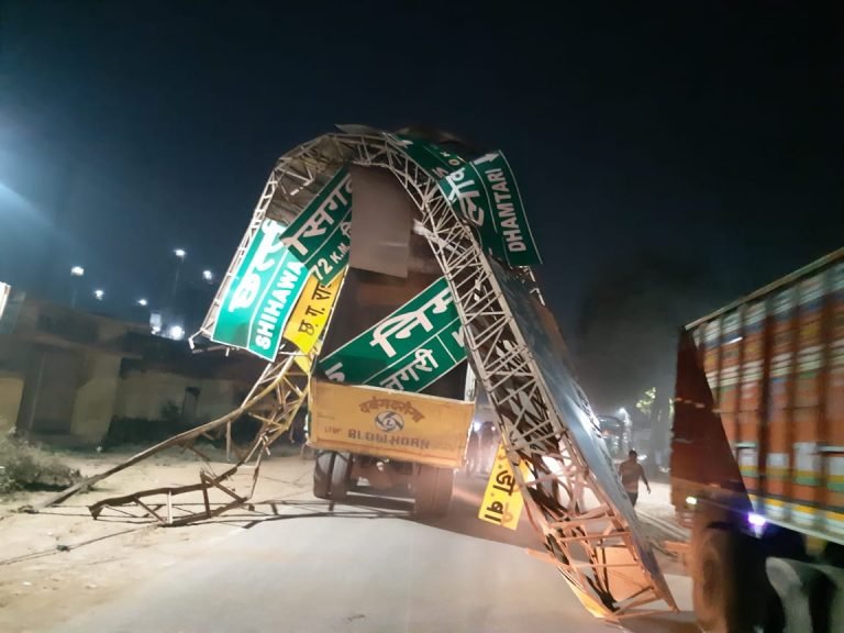 तेज रफ़्तार हाईवा ने रोड क्रास बोर्ड को उखाड़ लगभग 400 मीटर तक रगडा कोई हताहत नहीं