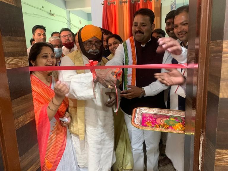 कविता योगेश बाबर के कार्यालय कक्ष का लोकार्पण एवं सुरजीत नवदीप जी के द्वारा लिखित पुस्तक खाओ पीयो खिसको तथा बुढ़ापा ज़िंदाबाद का विमोचन