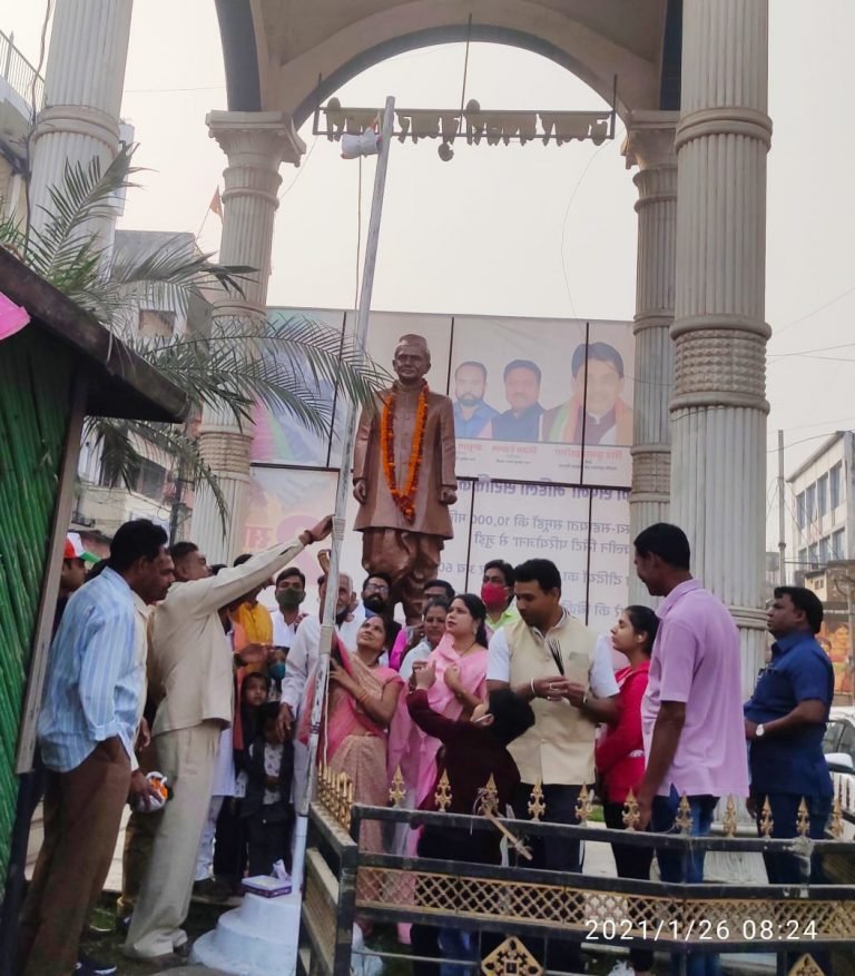 विधायक ने चायवाली से करवाया ध्वजारोहण  निभाया  राष्ट्रीय दायित्व