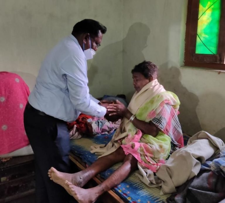 अमर शहीद जवानों के परिजन से पुलिस अधीक्षक ने सौजन्य भेंट कर किया सम्मान