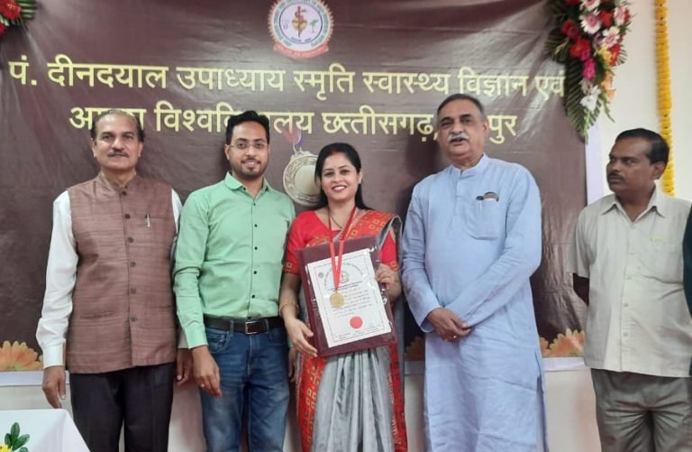 आयुष विश्वविद्यालयकी तरफ से डॉ. हिमाद्रि पटवा को गोल्ड मैडल