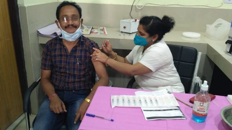 कोविड-19 को मात देने कोरोना वाॅरियर्स को लगाए जा रहे कोविशील्ड के टीके  जिले में अब तक 500 से अधिक का वैक्सीनेशन पूर्ण, किसी में नकारात्मक लक्षण नहीं