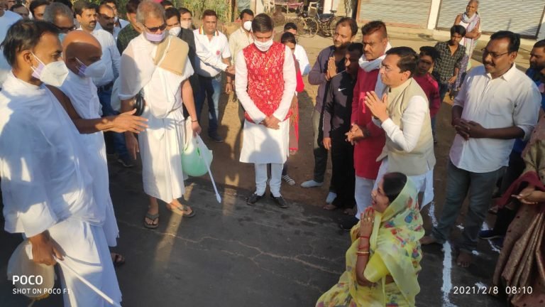 आचार्य मुनि श्री महाश्रमण एवं साध्वी कनक प्रभा का विधायक ने श्यामतराई के पास किया स्वागत माँगा आशीर्वाद