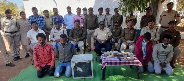 शराब भट्टी में हुए लूट का खुलासा, दुकान से लूटी गई तिजोरी बरामद, 05 आरोपी गिरफ्तार