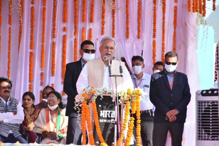 मुख्यमंत्री श्री भूपेश बघेल ने कर्णेश्वर धाम में पूजा अर्चना कर प्रदेश की तरक्की और खुशहाली के लिए प्रार्थना की