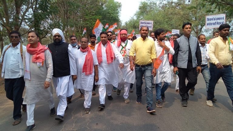 किसानों के समर्थन में कांग्रेस की पदयात्रा ग्राम पोटियाडीह से निकली
