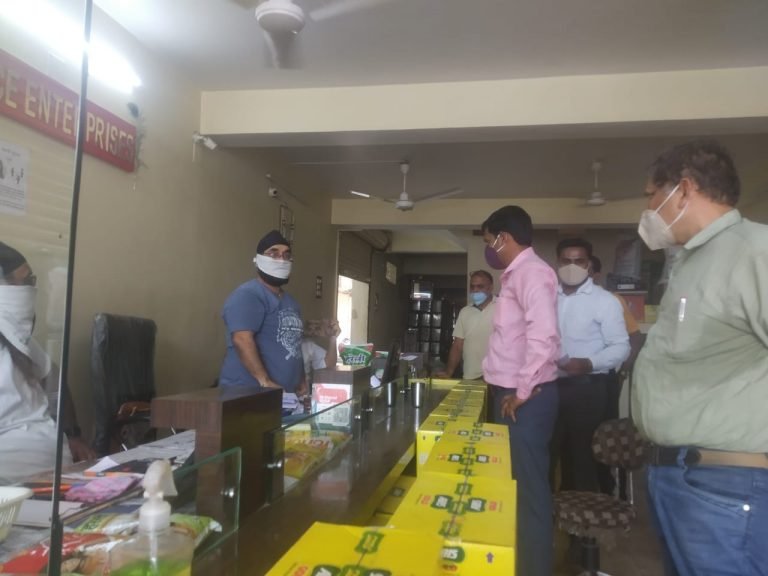 जहां लोगों की नजर आसानी से पड़े, उस स्थान पर मूल्य सूची प्रदर्शित करे ,व्यवसायिक प्रतिष्ठानों में अवैध भण्डारण की जांच
