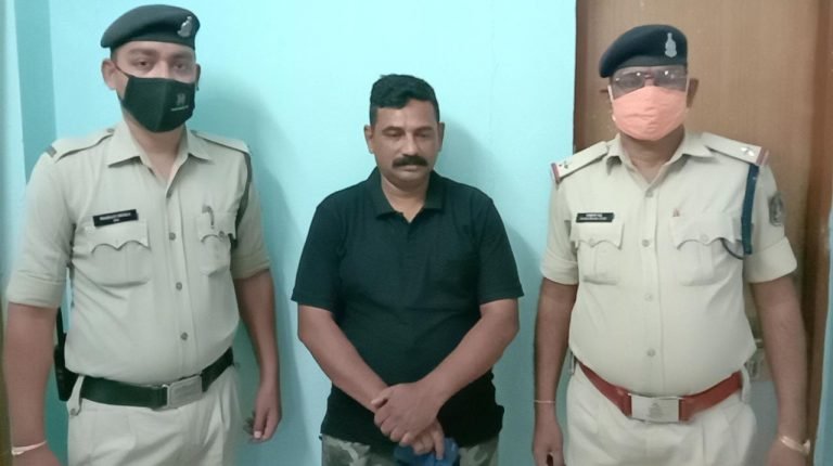फर्जी सीआईडी अफसर बनकर घूमते हुए चढ़ा कोतवाली पुलिस के हत्थे  कैमरा, माइक वॉकी-टॉकी नीली बत्ती लगी सफेद रंग की सेंट्रो कार जप्तआरोपी गिरफ्तार