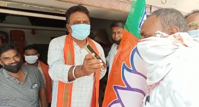 पूर्व मुख्यमंत्री डॉ रमन सिंह जी ने जिले के सभी कार्यकर्ताओं को स्थापना दिवस की बधाई दी