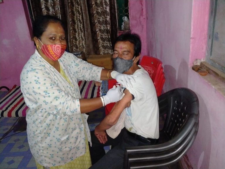 टीकाकारण अभियान से पंचायत प्रतिनिधि भी जुड़कर कर रहे ग्रामीणों को प्रोत्साहित सरपंच-पंच घर -घर जाकर ग्रामीणों को कर रहे जागरूक