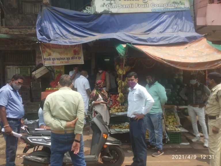 अधिक मुल्य पर फल का विक्रय करते एवं बिना मास्क के व्यवसाय करते पाये जाने पर कार्यवाही