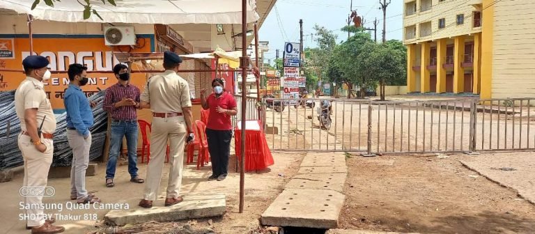 कंटेनमेंट एरिया में बैरिकेडिंग लगाकर तैनात किया गया पुलिस बल,प्रशासन के आदेशों का उल्लंघन करते पाए जाने पर होगी कार्यवाही, साथ ही संक्रमण से बचाव हेतु दी जा रही समझाइश