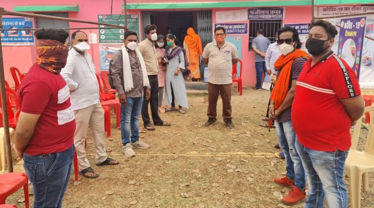 टीकाकरण केंद्र पंहुचे विधायक, भाजयुमो अध्यक्ष, निगम नेता प्रतिपक्ष  लिया व्यवस्थाओं का जायजा, वैक्सीनेशन सेन्टर मे युवामोर्चा ने उपलब्ध कराई बुनियादी सुविधा