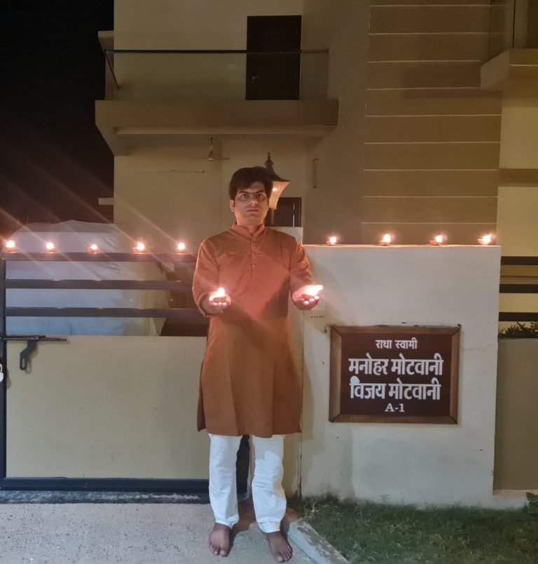 भाजयुमो के आह्वान पर जिले मे अग्रणी कोरोना रक्षकों के प्रति जले सम्मान व विश्वास का दीपक