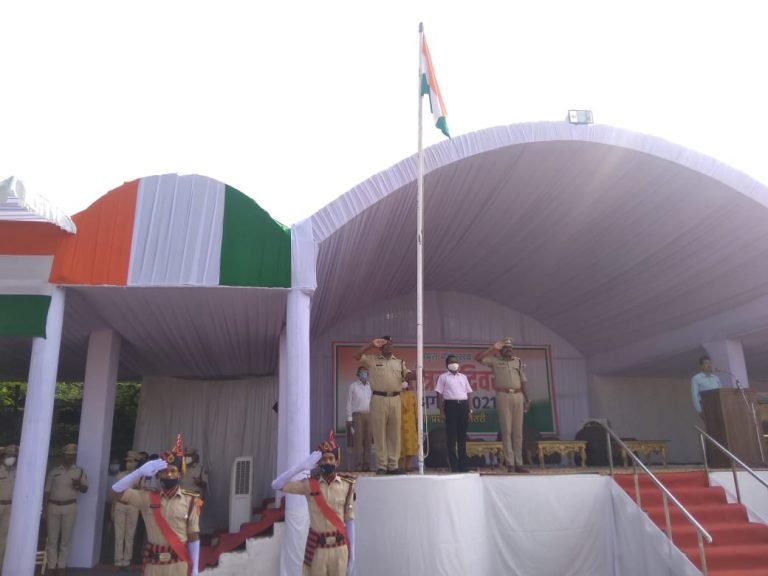 स्वंतत्रता दिवस के अंतिम रिहर्सल में कलेक्टर और पुलिस अधीक्षक ने लिया तैयारियों का जायजा