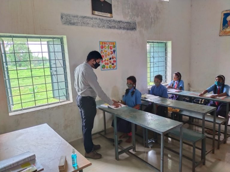 बी.ई.ओ नगरी ने वनांचल क्षेत्रों के शालाओं का निरीक्षण कर बच्चों को कैरियर निर्माण के लिए किया प्रेरित