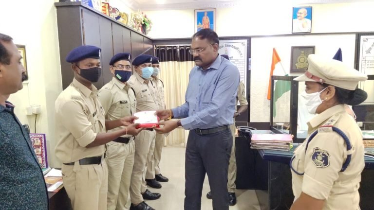 पुलिस अधीक्षक धमतरी द्वारा कर्मचारियों को उनके जन्मदिन पर कार्ड, गिफ्ट सहित दी शुभकामनाएं
