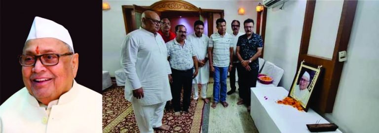 नान अध्यक्ष रामगोपाल अग्रवाल के निवास पहुंच कर प्रदेश कांग्रेस कमेटी अध्यक्ष मोहन मरकाम ने शोक प्रकट किया