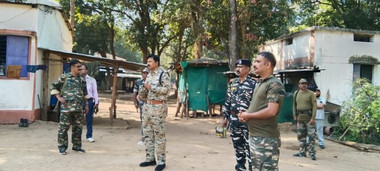 पुलिस अधीक्षक महोदय नक्सल थानें खल्लारी एवं बोरई चेक पोस्ट नाके पर आकस्मिक निरीक्षण कर दिये महत्वपूर्ण निर्देश