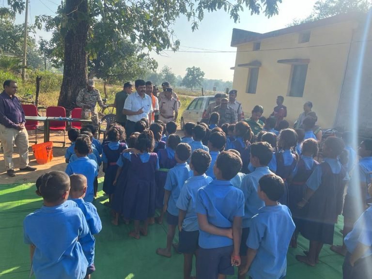 बाल दिवस मनाने पुलिस अधीक्षक महोदय वनांचल क्षेत्र प्राथमिक शाला केरेगांव एवं माध्यमिक शाला गुहाननाला स्कूल पहुंचे