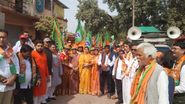 सड़क की मांग को लेकर सैकड़ों ग्रामीणों के साथ झुरानवागांव से कोलियारी तक पदयात्रा पर निकलीं विधायक रंजना साहू