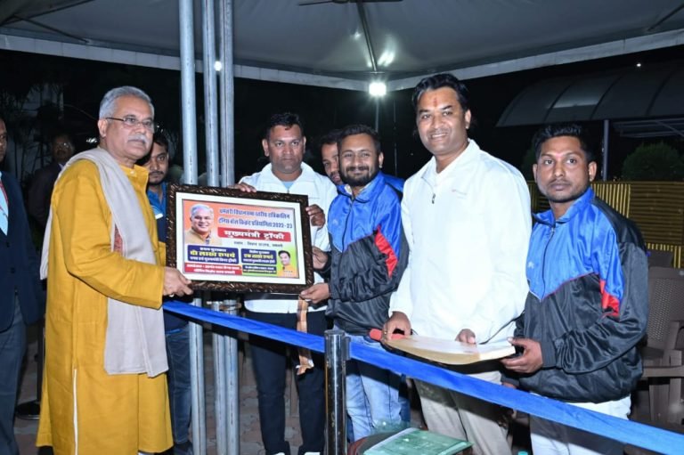 मुख्यमंत्री श्री बघेल जी के हाथों ‘मुख्यमंत्री ट्रॉफी’ टेनिस बॉल क्रिकेट प्रतियोगिता का पोस्टर लॉन्च