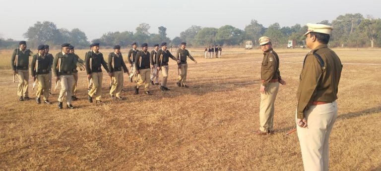 पुलिस अधीक्षक महोदय रक्षित केंद्र धमतरी में जनरल परेड की सलामी