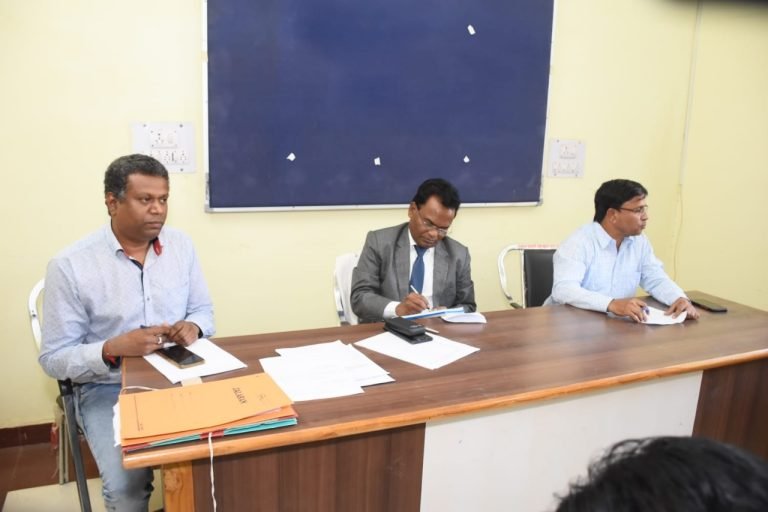 राजस्व प्रकरणों की प्रगति जानने कलेक्टर ने कुरूद ब्लॉक के राजस्व अधिकारियों की ली बैठक
