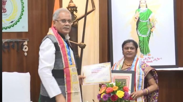 मुख्यमंत्री के हाथों सम्मानित हुई डॉ शैल चंद्रा