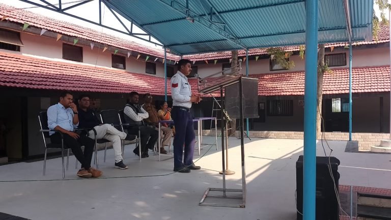 उत्कृष्ट आत्मानंद अंग्रेजी स्कूल कुरूद में यातायात नियमों के प्रति जागरूक करने के लिए आयोजित किया गया जागरूकता कार्यक्रम