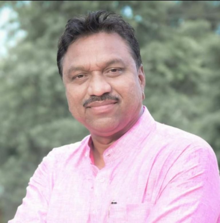 मुक्तिधाम व गार्डन की सूरत बदली:शहर के मुक्तिधाम व गार्डनों में महापौर के निर्देश पर में बैठने की व्यवस्था के लिए लगाई जा रही कुर्सियां