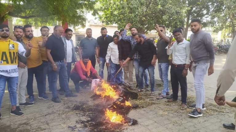 भाजयुमो ने फूंका भूपेश बघेल और मोहन मरकाम का पुतला