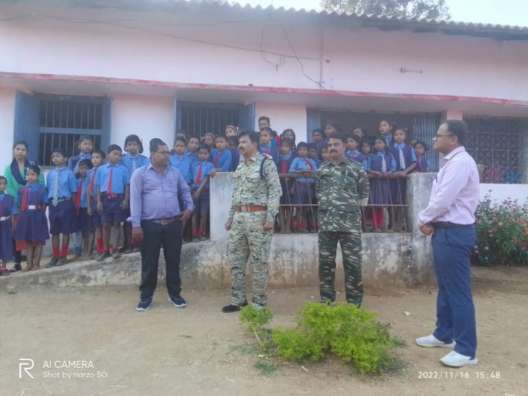 बाल सुरक्षा सप्ताह मनाने पुलिस अधीक्षक महोदय सुदूर नक्सल क्षेत्र के शास. माध्यमिक शाला एकावारी स्कूल पहुंचे