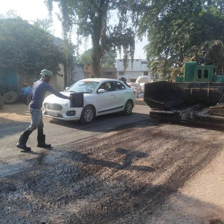 बारिश में खराब हुई सड़कों का किया जा रहा मरम्मत