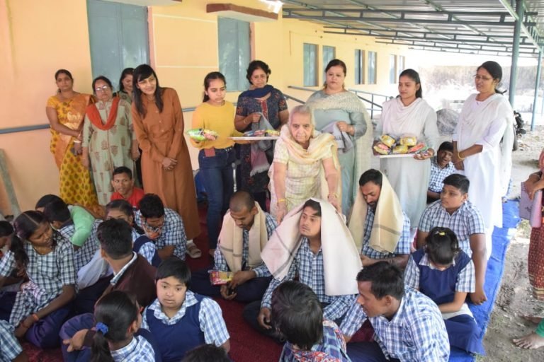 सार्थक के विशेष बच्चों को रेवंती दादी ने शॉल का उपहार दिया