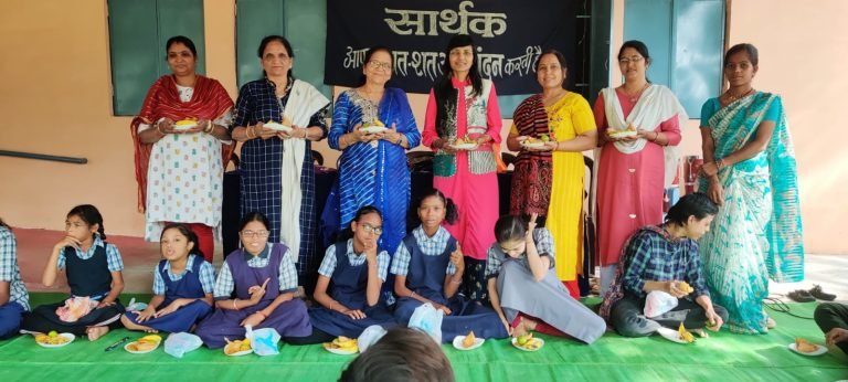 गुड़गांव रह रहे बेटे के विवाह वर्षगाँठ की खुशियाँ विशेष बच्चों में बांटी