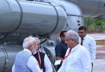 प्रधानमंत्री नरेंद्र मोदी के आज सुबह राजधानी रायपुर पहुंचने पर पंडित रविशंकर शुक्ल हेलीपेड पर मुख्यमंत्री भूपेश बघेल ने उनकी अगवानी की