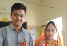 विवाह के मण्डप से दूल्हा-दुल्हन पहुंचे लोकतंत्र के महापर्व में वोट देने