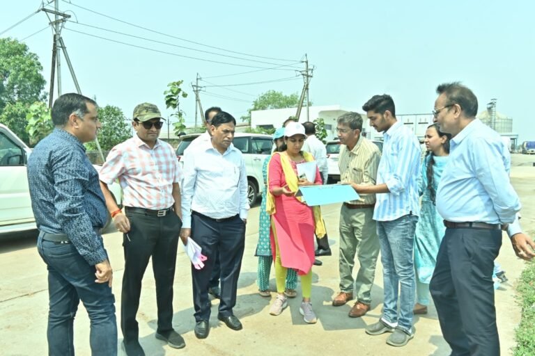 केन्द्रीय टीम ने जिले में जल और पर्यावरण संरक्षण के लिए किए जा रहे कार्यों का निरीक्षण