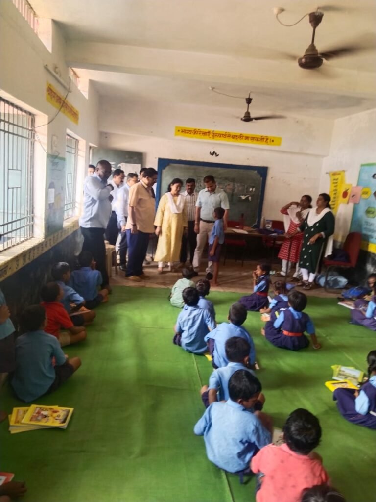 स्कूल शिक्षा विभाग के सचिव सिद्धार्थ कोमल परदेशी पहुंचे शाला प्रवेशोत्सव में