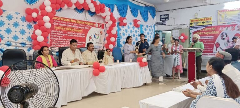 कलेक्टर और जनप्रतिनिधियों ने किया जेनेटिक कार्ड वितरित