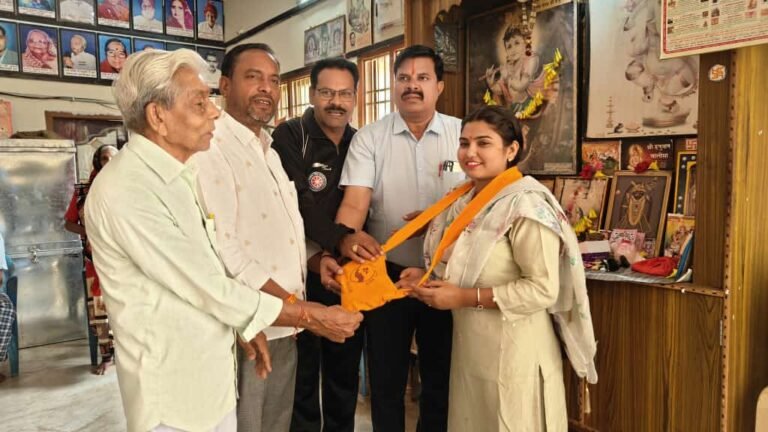 वृद्ध आश्रम में फल व कपड़े वितरण कर कथावाचक भूमिका ने मनाया जन्मदिन