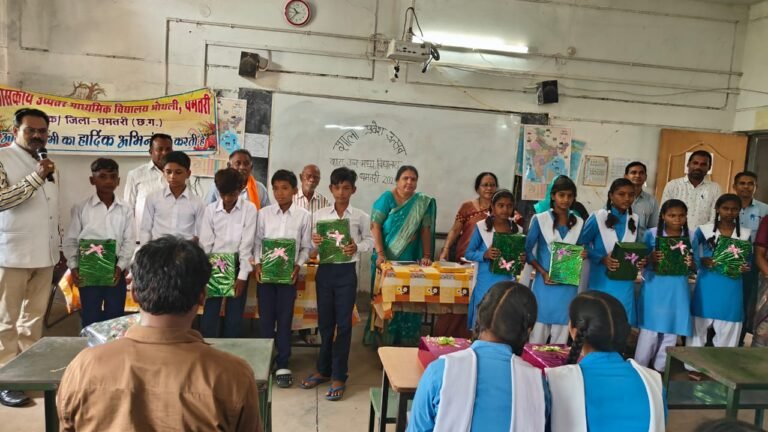 पुस्तक वितरण व मिठाई खिलाकर प्रवेश उत्सव मनाया गया