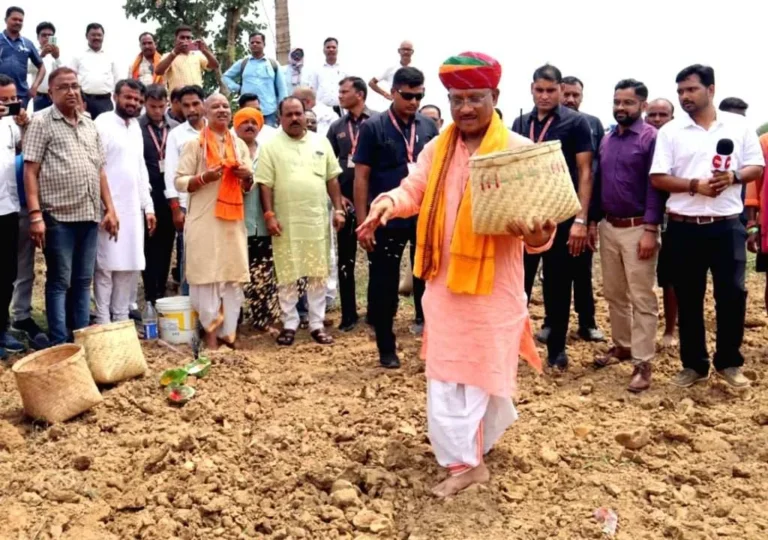 मुख्यमंत्री विष्णुदेव साय दिखे किसान की भूमिका में
