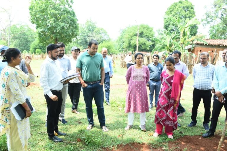  संचालक, प्रधानमंत्री आवास योजना ग्रामीण रजत बंसल ने किया नगरी विकासखण्ड का दौरा 