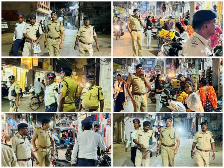यातायात पुलिस द्वारा सदर मार्ग में पैदल पेट्रोलिंग कर किया गया यातायात व्यवस्थित