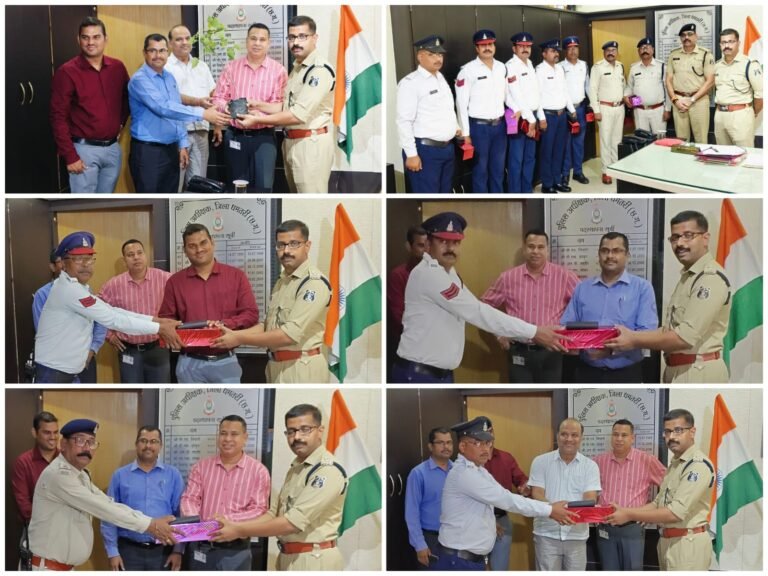 भीषण गर्मी के चलते यातायात अधिकारी एवं कर्मचारियों को बॉटल एवं चश्मा का वितरण