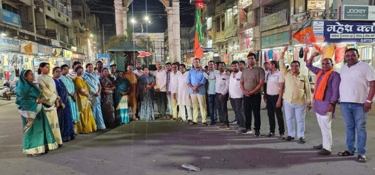 मोदी जी के लगातार तीसरी बार प्रधानमंत्री के रूप में शपथ लेने एवं मोदी कैबिनेट के शपथ समारोह पर जश्न मनाकर भाजपाइयों ने बांटी मिठाईया
