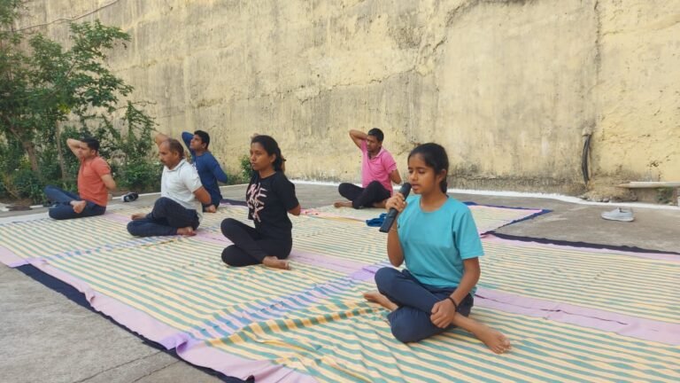 जिला जेल धमतरी में कराया गया योग एवं स्वास्थ्य परीक्षण