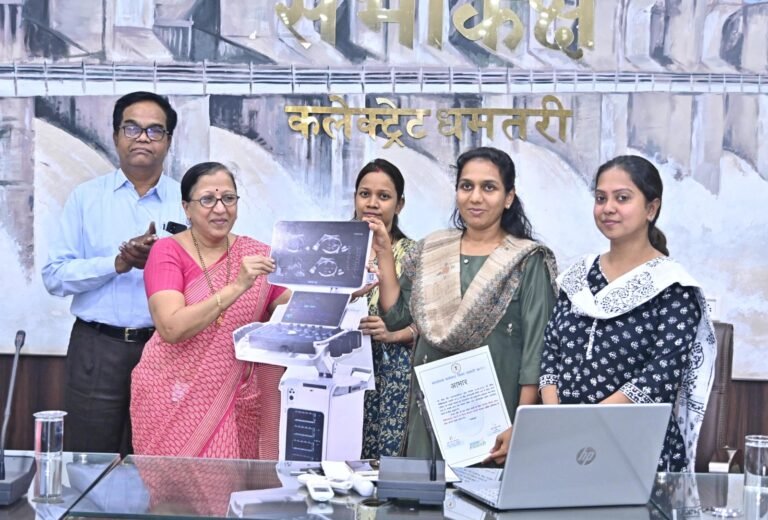 स्त्री रोग विशेषज्ञ डॉ.मीना जैन ने जिला अस्पताल को सोनोग्राफी मशीन की भेंट